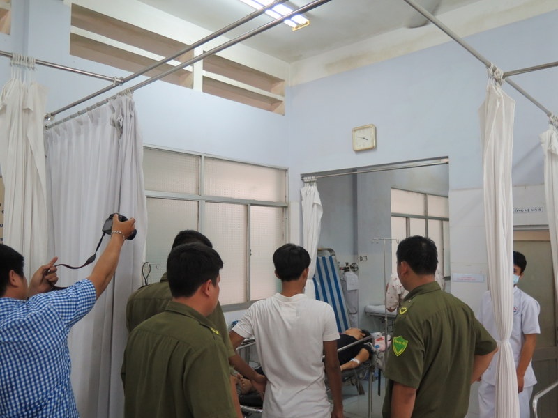 Lực lượng công an xã Nhơn Đức đang tiếp cận người mẹ sát hại con gái 1 tuổi.