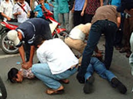 Nhom tuoi teen chan xe khach xin deu tren quoc lo hinh anh