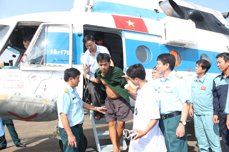 Truc thang dua ngu dan o Truong Sa ve toi benh vien 175 hinh anh