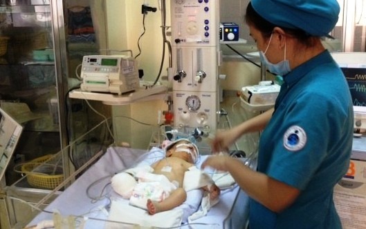 Be trai vang khoi bung me phai thao khop goi hinh anh