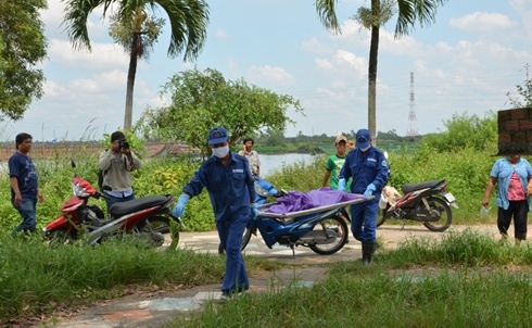 Thi the be gai nghi bi me om nhay song Sai Gon hinh anh