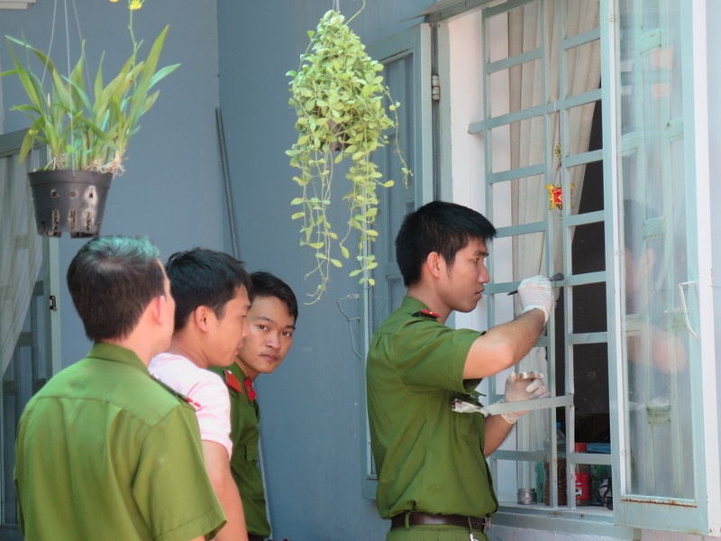 Các đội nghiệp vụ công an TP.HCM đang lấy dấu vân tay của băng trộm khi chúng bẻ khung cửa sổ nhà nạn nhân.