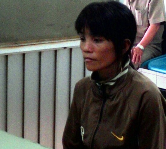 Nguoi phu nu nhiem HIV can vao dui canh sat o Sai Gon hinh anh
