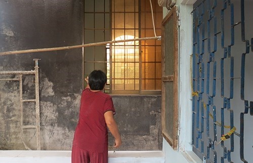 Cửa sổ nơi hàng xóm nhìn thấy di thư của ông Quang.
