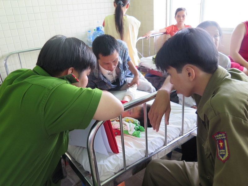 Công an quận Bình Tân đang tiếp xúc lấy lời khai của bé tại bệnh viện Chợ Rẫy.