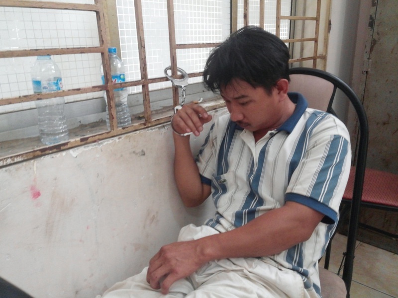 Be con rieng cua nguoi tinh nem vao tuong hinh anh