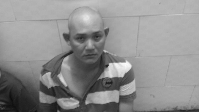Canh sat ap vao nha nghi, khach mua dam treo cua so bo chay hinh anh
