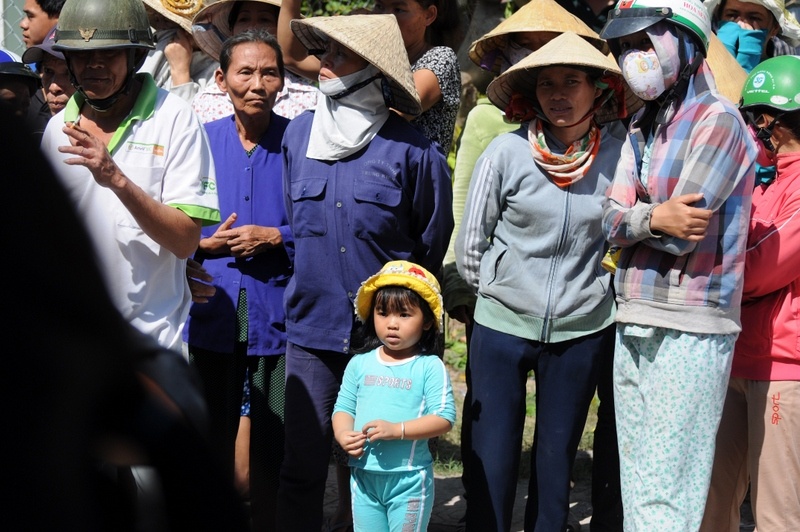 Rất đông người dân xếp hàng đứng xem công an khám xét căn nhà Tú giết người. 