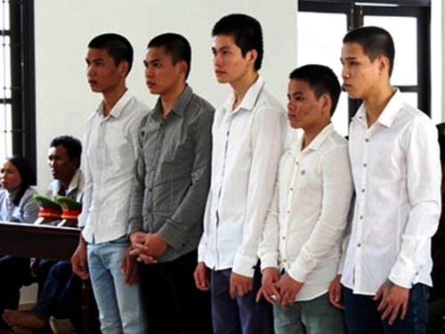 Các bị cáo trước vành móng ngựa.