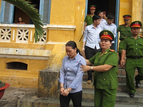 Lê Thị Thuận bị dẫn giải sau khi kết thúc phiên tòa.