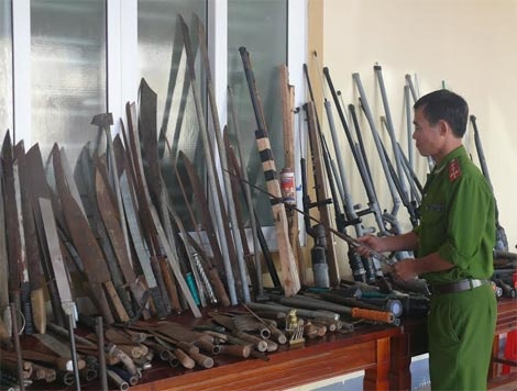 Nguoi dan giao nop hang tram ma tau, sung tu che hinh anh