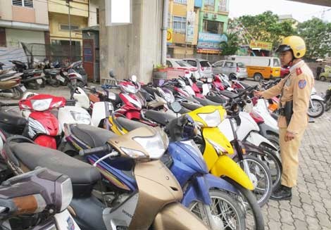 Nhieu xe SH vi pham luat dam mua dai nang o bai trong giu hinh anh