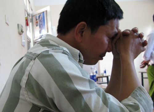 Nuoc mat hoi han cua ong chong theo doi vo ngoai tinh hinh anh