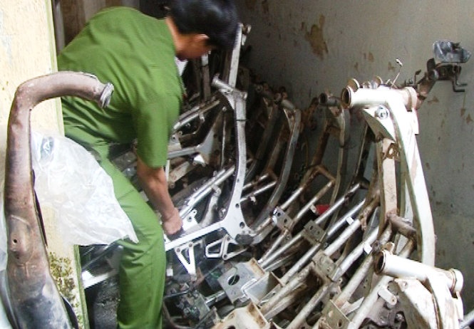 Chủ  “lò mổ” xe không có giấy tờ chứng minh được nguồn gốc những xe máy bị tháo gỡ - Ảnh: NL