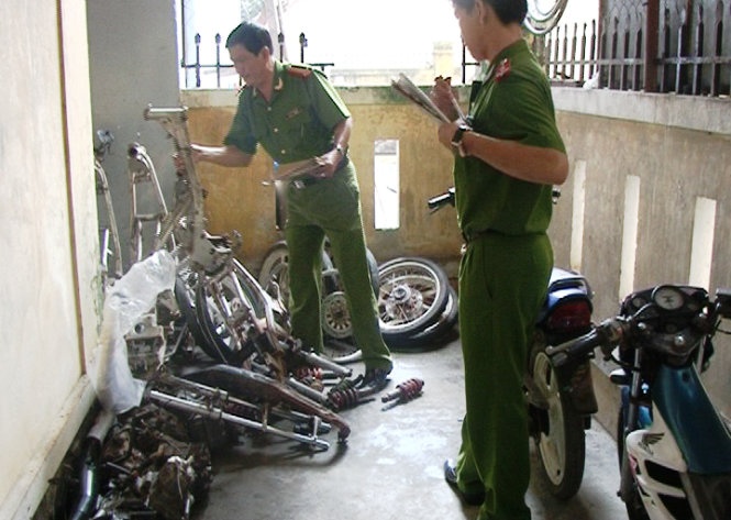 Công an TP Huế phát hiện và tạm giữ hàng chục khung xe máy đã bị tháo gỡ không rõ nguồn gốc - Ảnh: N.L