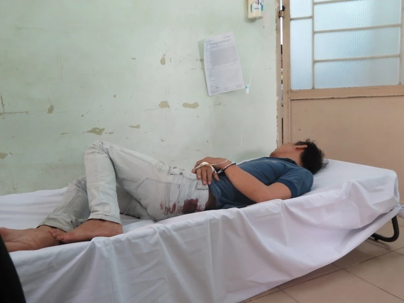 Tên Cường bị cảnh sát bắn trúng mông đang điều trị ở bệnh viện Nhân dân 115