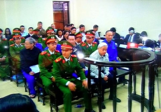 Bị cáo Nguyễn Đức Kiên ngồi hàng đầu tiên tại phiên tòa phúc thẩm ngày 2/12