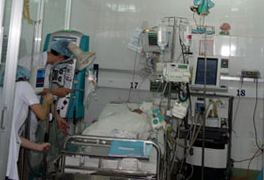 Hai em be nghi bi tiem thuoc doc vao nguoi dang nguy kich hinh anh