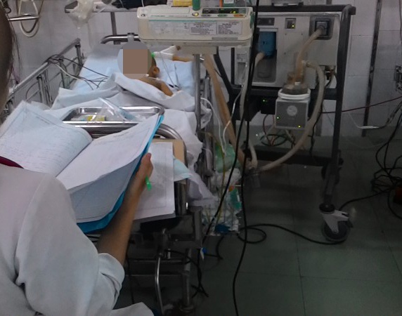 Khả năng sống sót của bé trai 2 tuổi chỉ có 10%, do nhiễm hóa chất quá nặng.