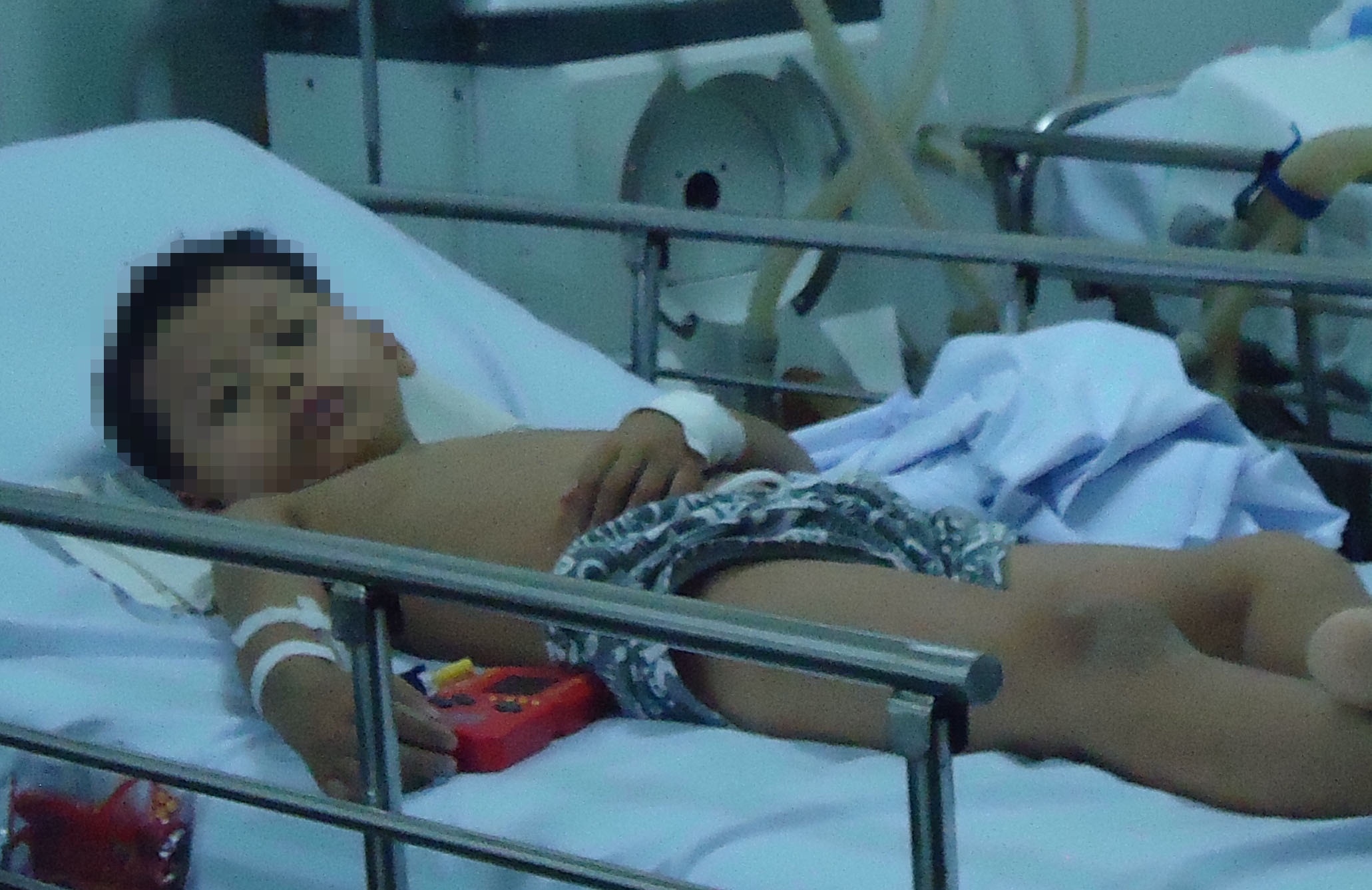 Dua be 2 tuoi tu vong nghi bi me tiem thuoc doc ve an tang hinh anh