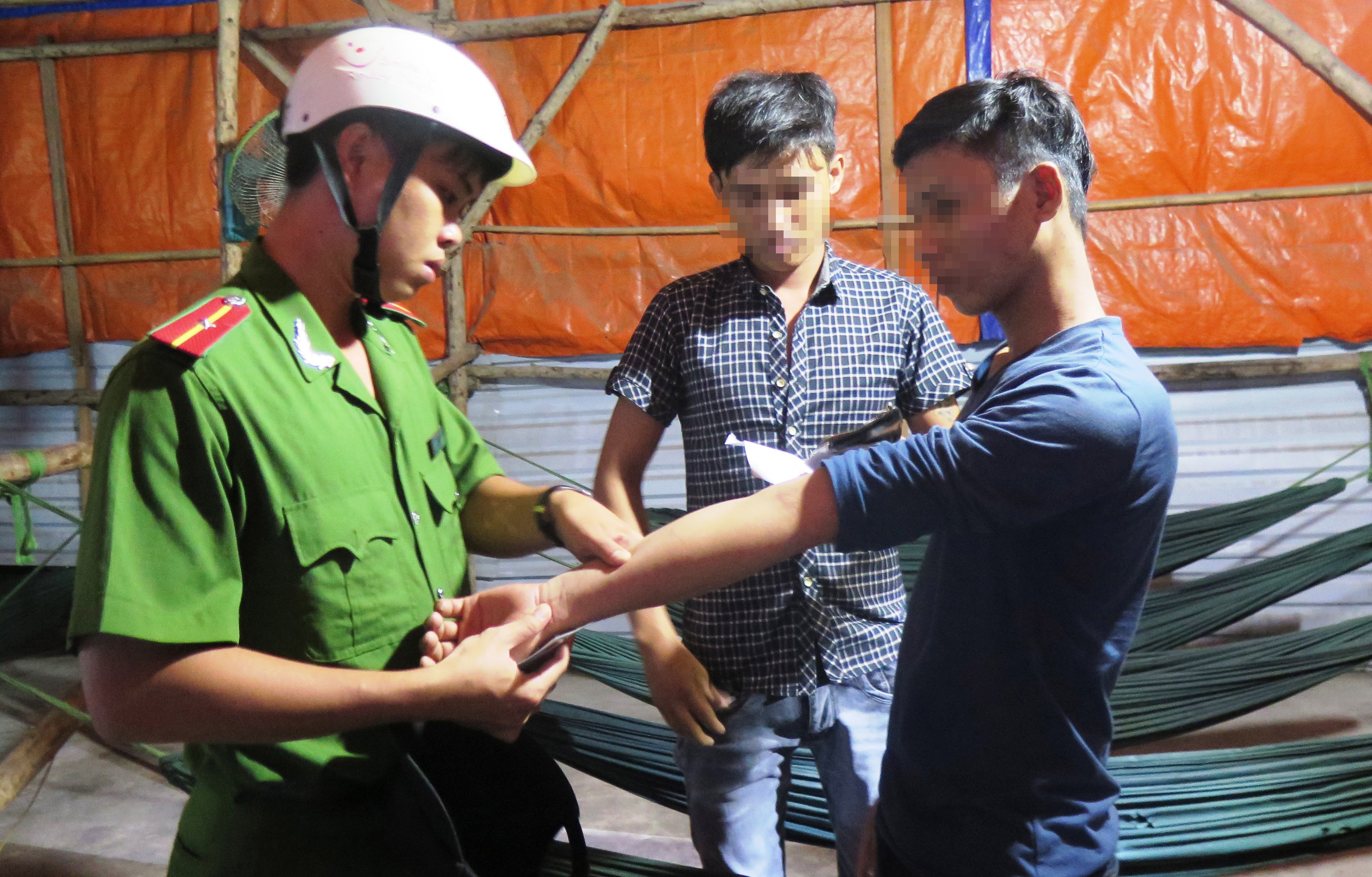 Kiem tra vet kim tiem de truy tim con nghien o Sai Gon hinh anh