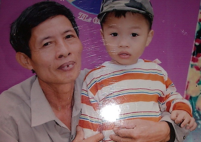 Nguoi cha giet con trai de cuu chau duoc giam nhe toi hinh anh
