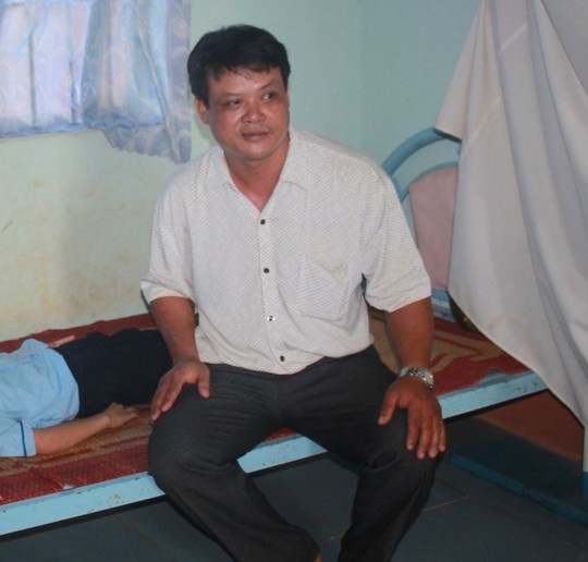 Bat nhan vien y te hoc duong vi dap tai san cua phong vien hinh anh