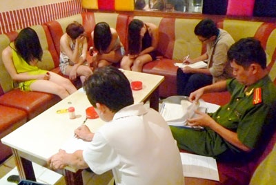 O mai dam nup bong nha hang karaoke khong phep o Sai Gon hinh anh