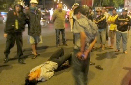 Bi bat vi cho ban gai vao duong cam, thanh nien can canh sat hinh anh