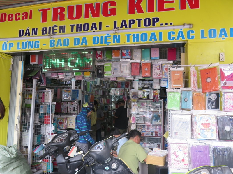 Kiem tra hang loat cua hang ban phu kien iPhone o Sai Gon hinh anh