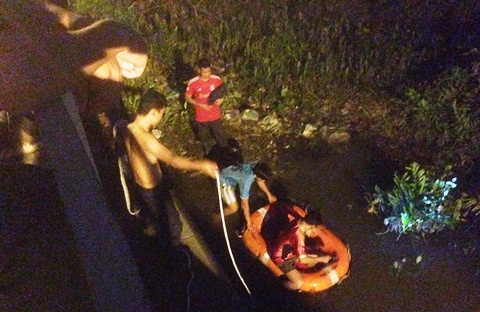 Bi truy duoi, cap doi ban ma tuy nhay song Sai Gon hinh anh