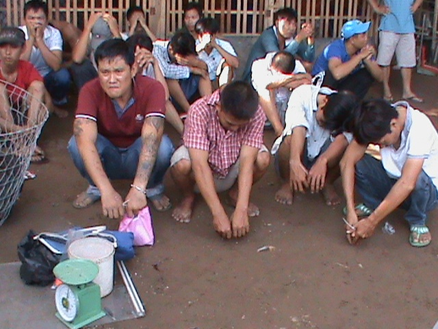Cong an ap toi noi, dan 'anh chi' van binh tinh sat phat hinh anh