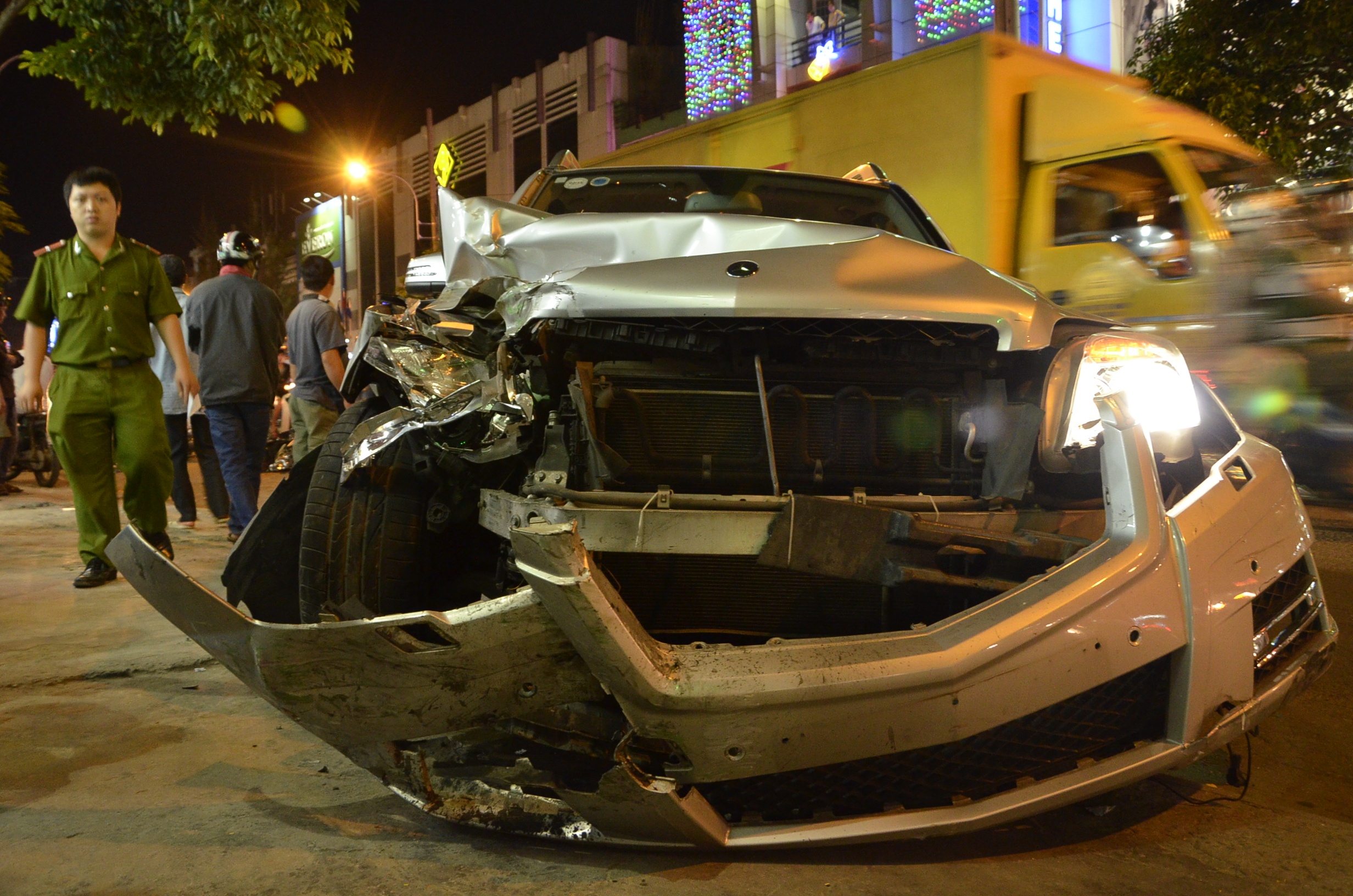 Mercedes nat dau sau tai nan lien hoan tren pho Sai Gon hinh anh