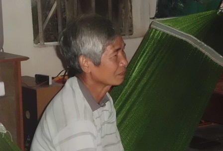 Ông Đước (bố của Điểm), ngồi chia sẻ với PV.