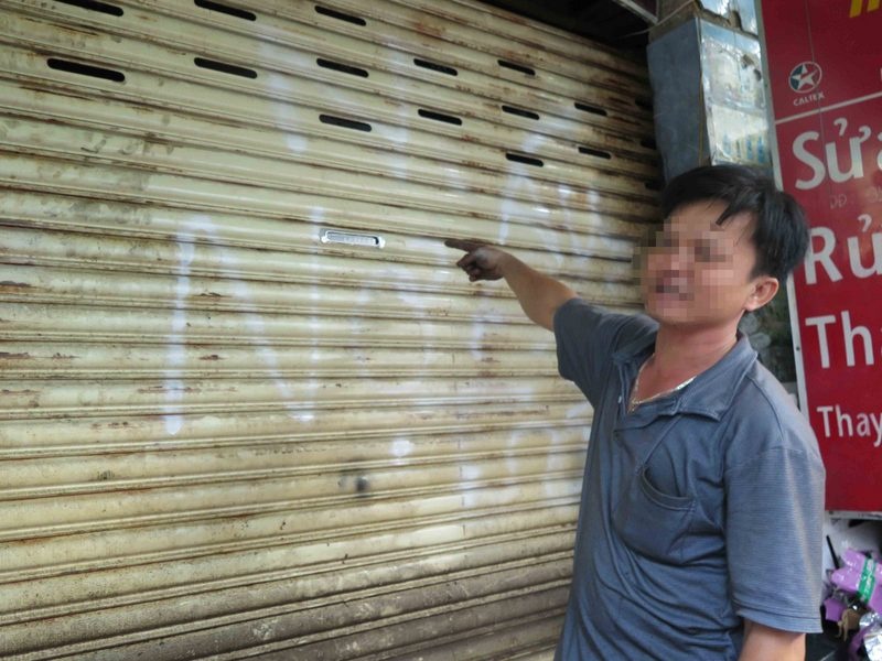 Giang ho Sai Gon viet 2 chu 'no mau' len cua nha dan hinh anh