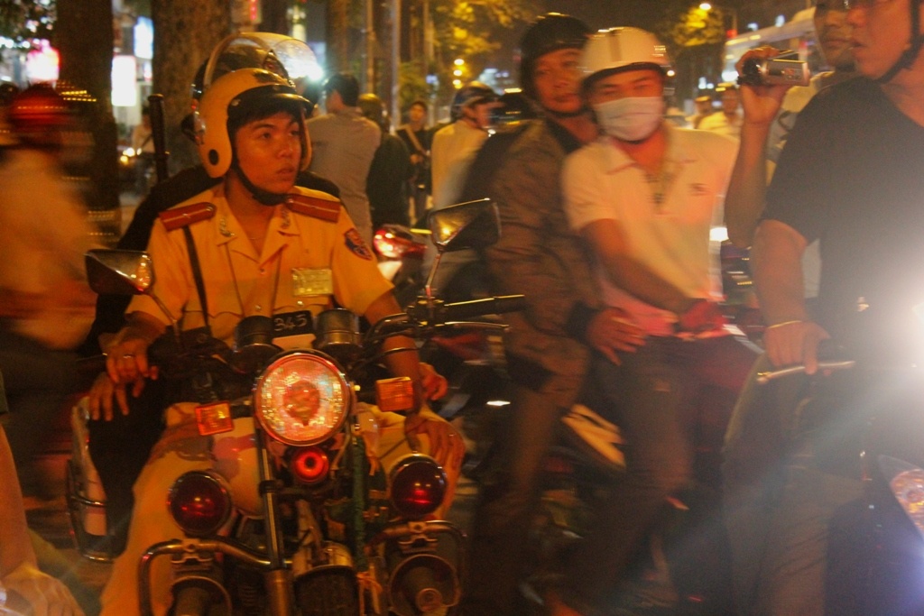 100% canh sat giao thong truc chien dem Noel o Sai Gon hinh anh