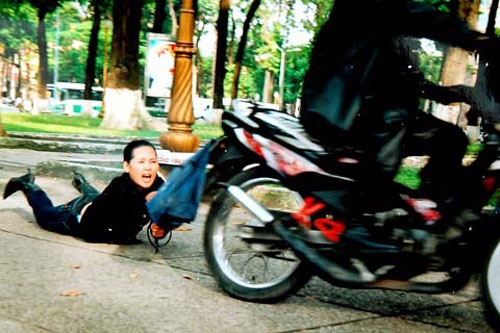 Danh roi vo xuong dat khi vua cuop xong tui xach hinh anh