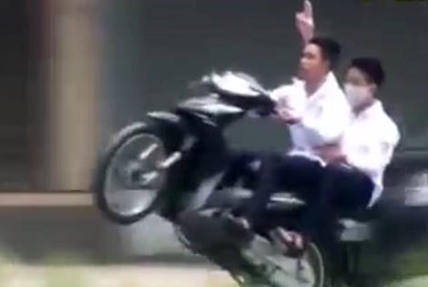 Thu choi ngong: Tha hai tay khi di xe may hinh anh