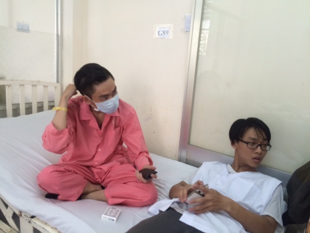 Thi sinh uong nham axit bi bong hong va mieng do 2 hinh anh