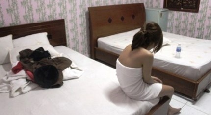 Xe om moc noi voi chu chua chan dat gai mai dam o Sai Gon hinh anh