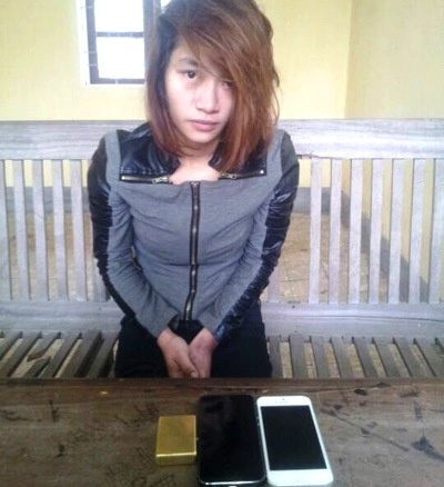 Tiep vien massage cuom 2 iPhone cua khach nuoc ngoai hinh anh