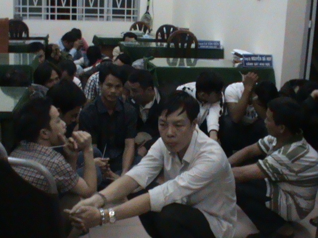 Hon 80 nam nu thanh nien ca do trong quan ca phe o Sai Gon hinh anh