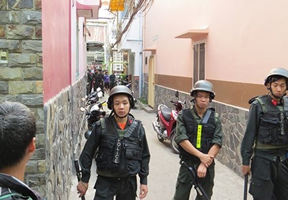 Hon 100 canh sat vay bat dan em trum ma tuy o Sai Gon hinh anh