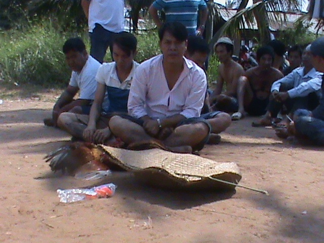 Canh sat pha truong ga, hang chuc con bac nhay xuong kenh hinh anh