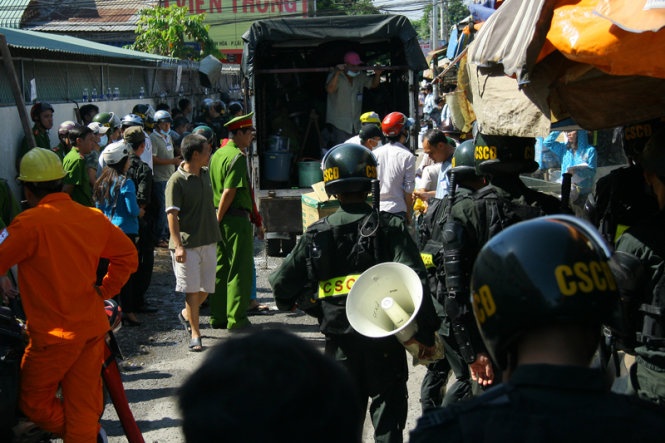 Giat voi bom dau DO tuoi len nguoi doa tu thieu hinh anh