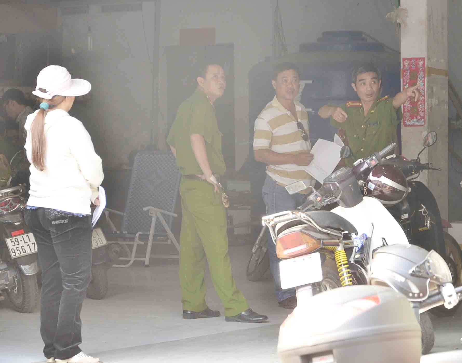 Nguoi dan ong tu vong trong thang may chuyen hang hinh anh