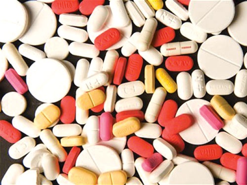 Ban thuoc chua ba benh tren xe buyt o Sai Gon hinh anh