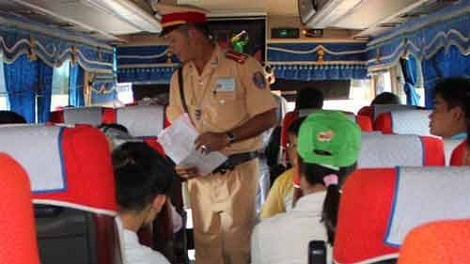 Tam giu xe khach cho qua so nguoi quy dinh hinh anh