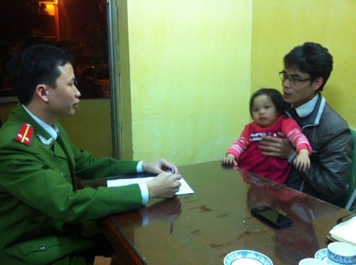 Nhanh chong lam ro thong tin be gai 2 tuoi bi bat coc hinh anh