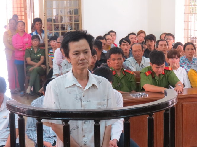 Tai xe can chet san phu, thai nhi rot xuong duong ra toa hinh anh